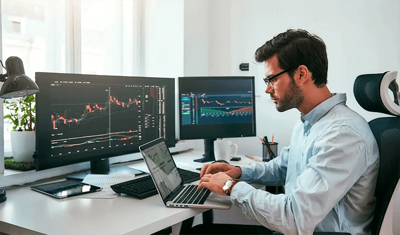 Trader_working_with_CFD_trading_platform